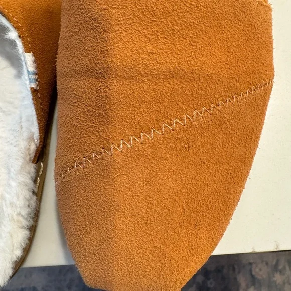 Toms suede moccasins with white fur insert size 9 women’s - Picture 3 of 7